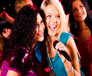 Sesion karaoke despedida de soltera en denia